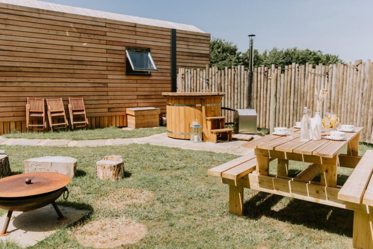 Eyebright cabin wood-fired hot tub and outdoor area